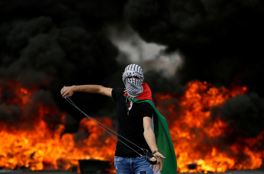 A Palestinian demonstrator holds a sling during a protest marking the 70th anniversary of Nakba, near the Jewish settlement of Beit El, near Ramallah, in the occupied West Bank May 15, 2018. REUTERS/Mohamad Torokman     TPX IMAGES OF THE DAY - RC1F3B9A3340